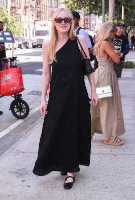 dakotafanningdaily-outinnewyork-006.jpg