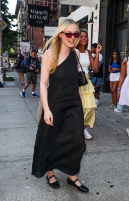 dakotafanningdaily-outinnewyork-008.jpg