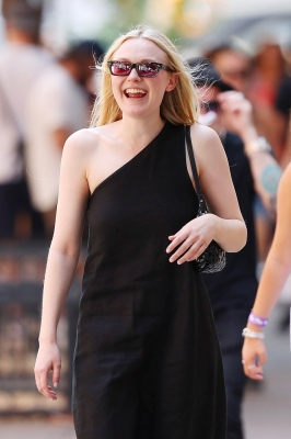 dakotafanningdaily-outinnewyork-013.jpg