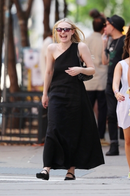 dakotafanningdaily-outinnewyork-018.jpg