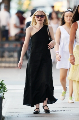dakotafanningdaily-outinnewyork-023.jpg