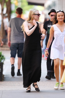dakotafanningdaily-outinnewyork-025.jpg