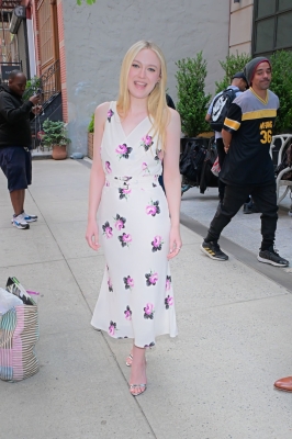 dakotafanningdaily-outinsoho-029.jpg