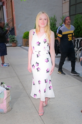 dakotafanningdaily-outinsoho-031.jpg