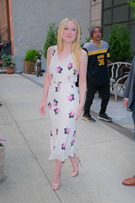 dakotafanningdaily-outinsoho-032.jpg