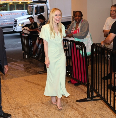 dakotafanningdaily-arrivingatthetodayshow-003.jpg