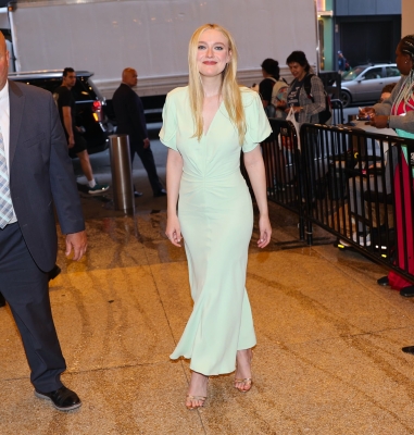 dakotafanningdaily-arrivingatthetodayshow-015.jpg