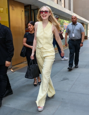 dakotafanningdaily-leavingthetodayshow-01.jpg