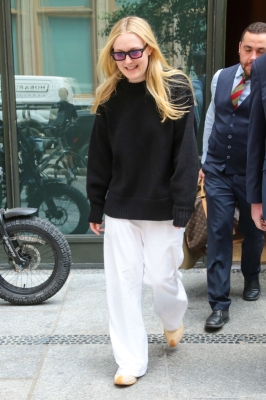 dakotafanningdaily-outinnewyork-003.jpg
