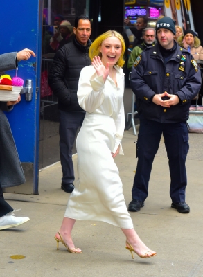 dakotafanningdaily-outsidegmanyc-023.jpg