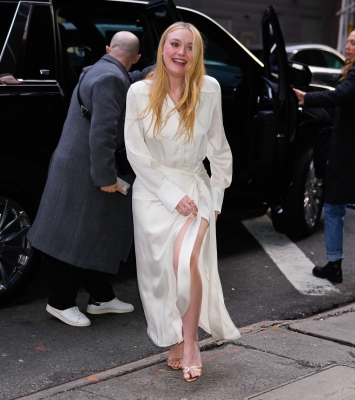 dakotafanningdaily-outsidegmanyc-054.jpg