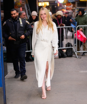 dakotafanningdaily-outsidegmanyc-058.jpg