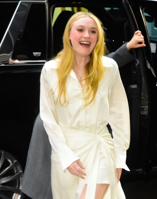 dakotafanningdaily-outsidegmanyc-063.jpg