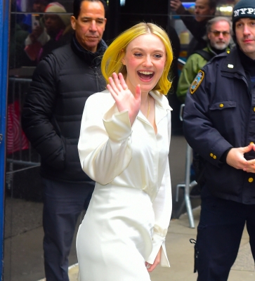 dakotafanningdaily-outsidegmanyc-064.jpg