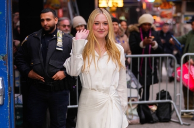 dakotafanningdaily-outsidegmanyc-074.jpg