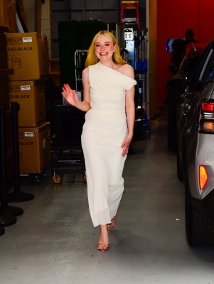 dakotafanningdaily-outsidelivewithkellyandmarknyc-013.jpg