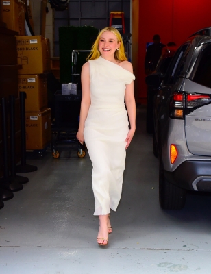 dakotafanningdaily-outsidelivewithkellyandmarknyc-017.jpg