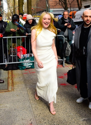 dakotafanningdaily-outsidelivewithkellyandmarknyc-018.jpg