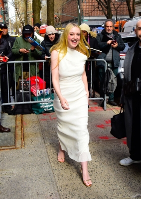 dakotafanningdaily-outsidelivewithkellyandmarknyc-019.jpg
