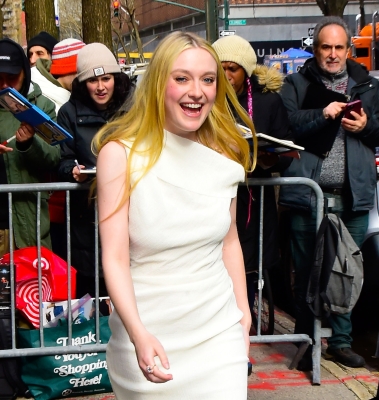 dakotafanningdaily-outsidelivewithkellyandmarknyc-022.jpg