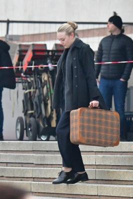 dakotafanningdaily-onsetinvenice-0070.jpg