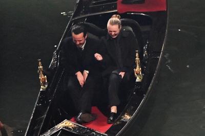 dakotafanningdaily-onsetinvenice-011.jpg