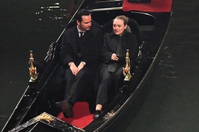 dakotafanningdaily-onsetinvenice-014.jpg