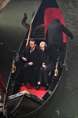 dakotafanningdaily-onsetinvenice-036.jpg