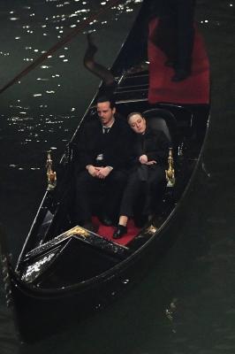 dakotafanningdaily-onsetinvenice-040.jpg