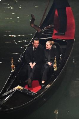 dakotafanningdaily-onsetinvenice-045.jpg