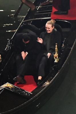 dakotafanningdaily-onsetinvenice-048.jpg