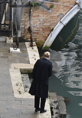 dakotafanningdaily-onsetinvenice-009.jpeg
