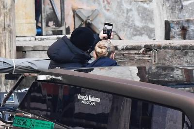 dakotafanningdaily-onsetinvenice-017.jpg