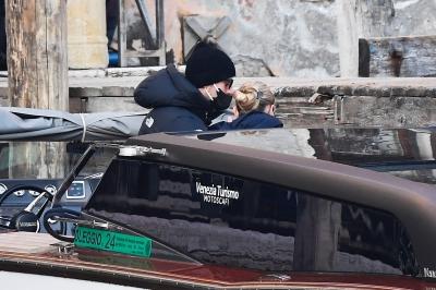 dakotafanningdaily-onsetinvenice-021.jpg