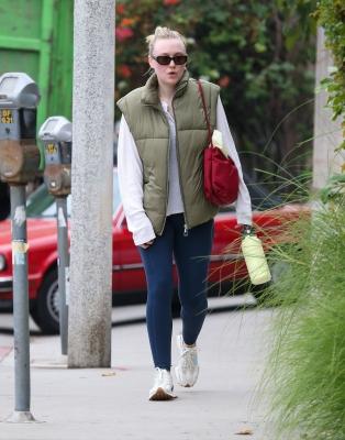 dakotafanningdaily-outandaboutinlosangeles-002.jpg
