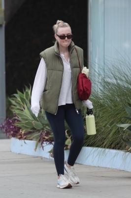 dakotafanningdaily-outandaboutinlosangeles-008.jpg