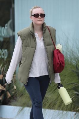dakotafanningdaily-outandaboutinlosangeles-010.jpg