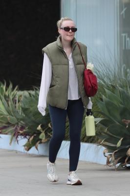dakotafanningdaily-outandaboutinlosangeles-024.jpg