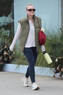 dakotafanningdaily-outandaboutinlosangeles-034.jpg