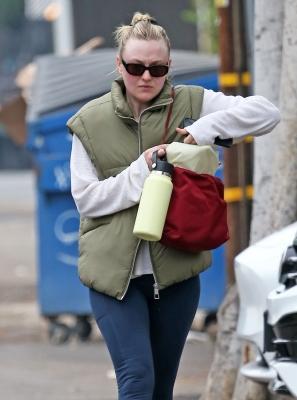 dakotafanningdaily-outandaboutinlosangeles-039.jpg