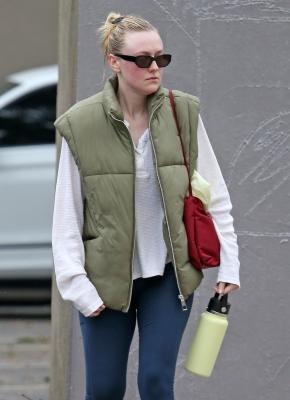 dakotafanningdaily-outandaboutinlosangeles-040.jpg