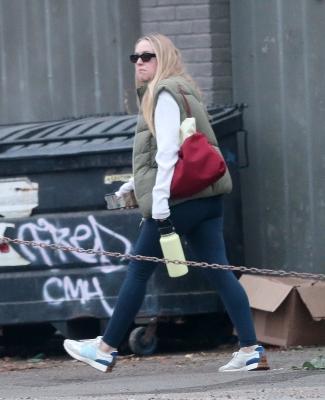 dakotafanningdaily-outandaboutinlosangeles-041.jpg