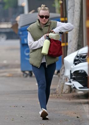 dakotafanningdaily-outandaboutinlosangeles-047.jpg