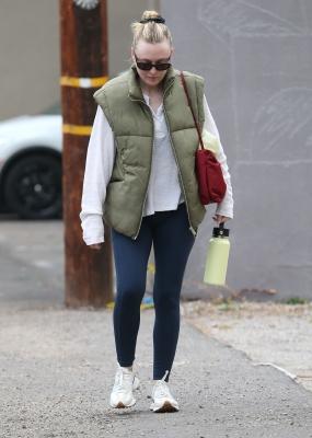 dakotafanningdaily-outandaboutinlosangeles-048.jpg
