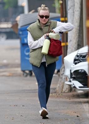 dakotafanningdaily-outandaboutinlosangeles-049.jpg