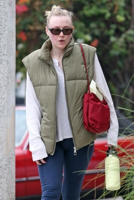 dakotafanningdaily-outandaboutinlosangeles-052.jpg