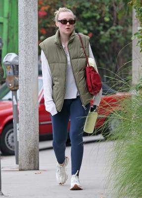 dakotafanningdaily-outandaboutinlosangeles-053.jpg