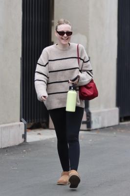 dakotafanningdaily-leavingaworkoutclass-011.jpg