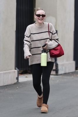 dakotafanningdaily-leavingaworkoutclass-015.jpg