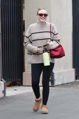 dakotafanningdaily-leavingaworkoutclass-019.jpg